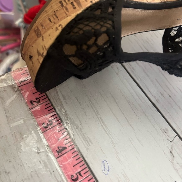 American Eagle Platform Textured lace Upper Sandals
Size 5 - Picture 10 of 10